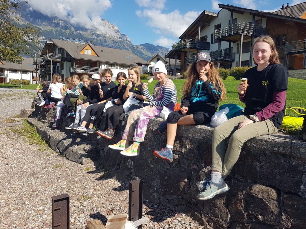 gemütlich ein Eis am See schlecken
